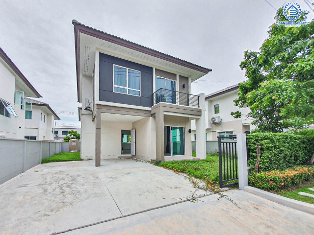 *****บ้านเดี่ยวมือสอง ม.เซนโทร พหลโยธิน-วิภาวดี เนื้อที่กว้าง 51 ตร.ว. ฟังก์ชัน 3 ห้องนอน 3 ห้องน้ำ ที่จอดรถ 2 คัน บ้านหลังใหญ่ สภาพใหม่เอี่ยม พร้อมลากกระเป๋าเข้าอยู่! บนทำเลเดินทางสะดวกเชื่อมต่อถนนพหลโยธิน, ถนนลำลูกกา, ถนนสายไหม, ถนนรังสิต-นครนายก และทางด่วน "โทลล์เวย์" จองเลยวันนี้!